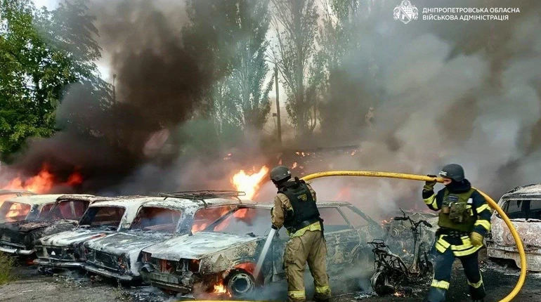 Через ворожі атаки на Дніпропетровщині постраждав чоловік, горіли близько 30 автомобілів
