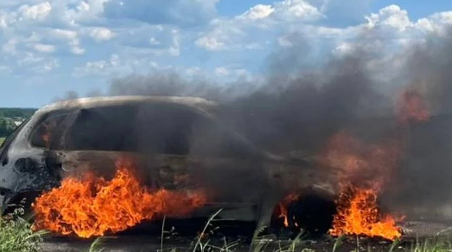 В Херсоне вечером российский дрон сжег гражданский автомобиль с мужчиной
