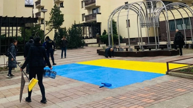 Активистам в Чехии грозит тюрьма за флаг Украины перед российскими домами