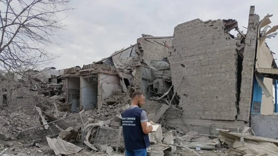Evening strike on Selydove, Donetsk Oblast: Russia drops bomb on residential area – photos