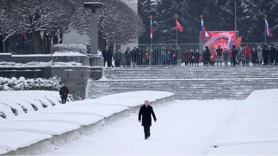 Перед визитом Путина на кладбище в Петербурге провели санитарную обработку сугробов