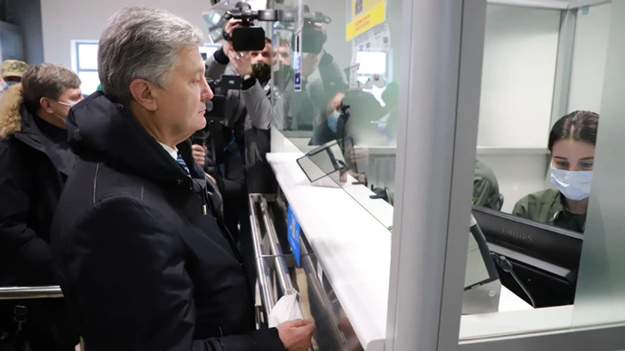 Прикордонники запевняють, що не перешкоджали Порошенку: паспорт не відбирали