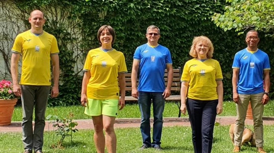 Британские дипломаты надели форму украинских футболистов с Крымом на карте