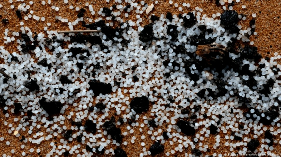 На Шри-Ланке говорят о самом сильном загрязнении пляжей — из-за пластика с горящего судна