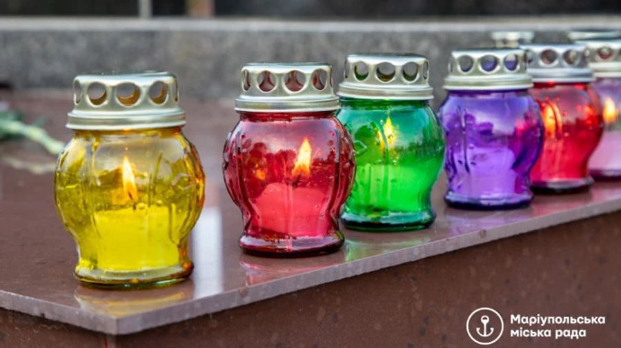 В Мариуполе помянули жертв обстрела, совершенного гибридными войсками РФ