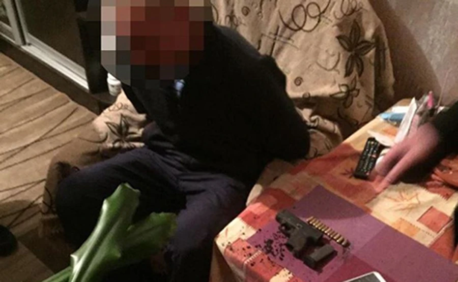 В Киеве мужчина стрелял из окна по прохожим и закопал пистолет в вазон