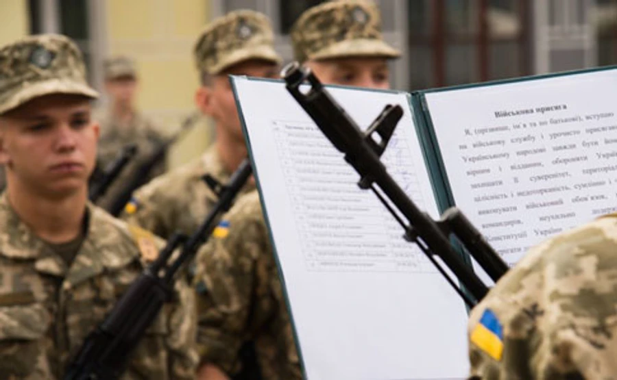 Зеленський підписав указ про призов в армію: тепер – з 18 років