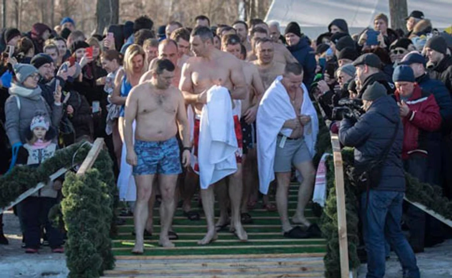 Кличко на Водохреща заліз у воду з 30 мерами міст