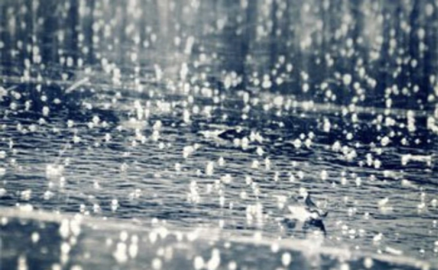 Грози, шквали та град: синоптики розповіли, що зупинить спеку в Україні