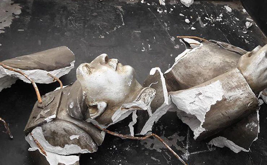 В Запорожье разбили бюст Сталину