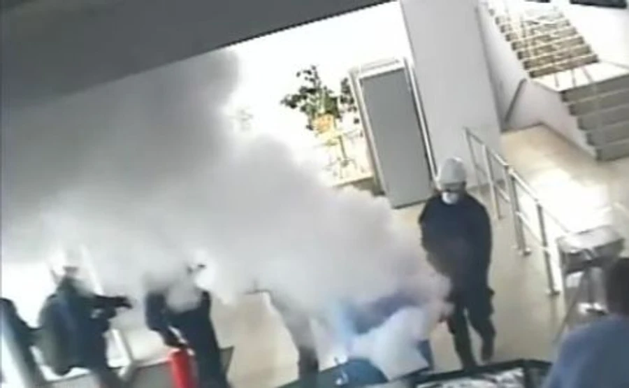 Интер опубликовал видео с камер наблюдения в день поджога офиса