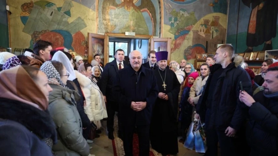 Лукашенко, який понад 30 років при владі, каже, що не намагається силою втримати її