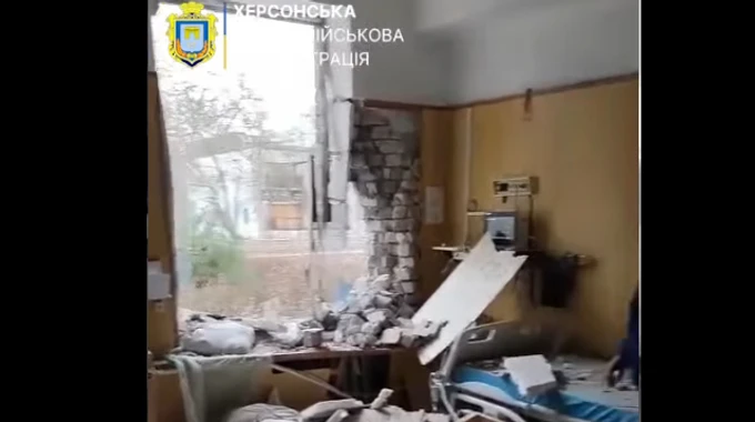 Russians strike hospital in Kherson, injuring people – video