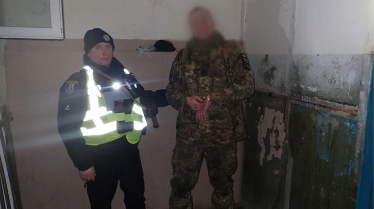 Військовий, який втік зі служби, поранив ножем 2 мешканців у Києві – поліція