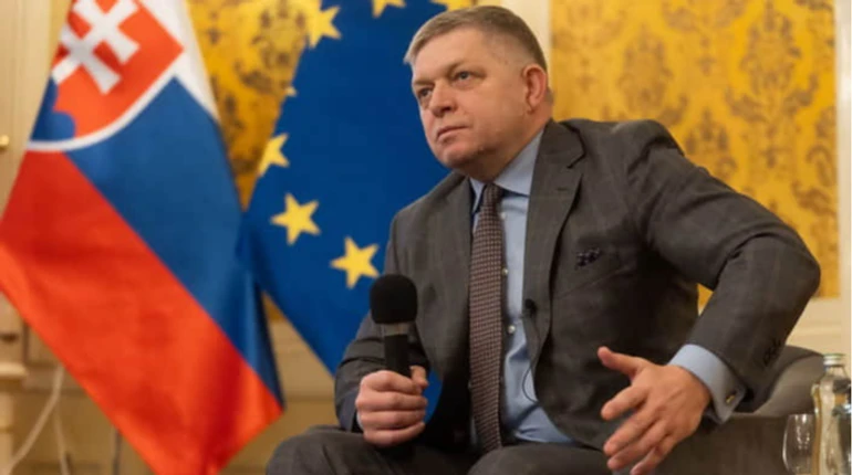 Фицо на двох стульях: почему словацкий премьер не готов действовать, как Орбан