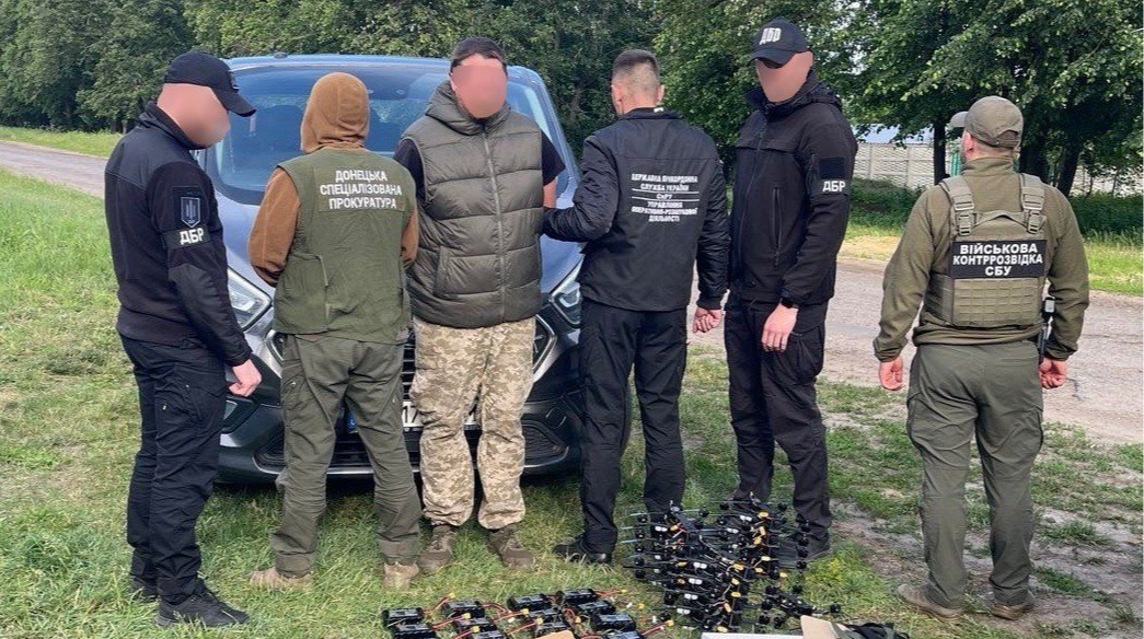ДБР та СБУ затримали бойового медика, який продавав списані 