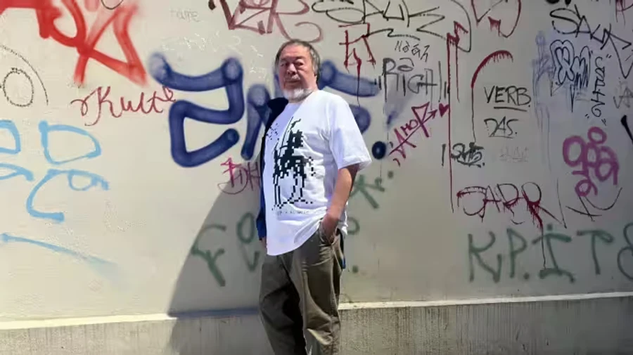 World-famous artist Ai Weiwei receives Ukrainska Pravda T-shirt featuring Don Quixote and shares photo