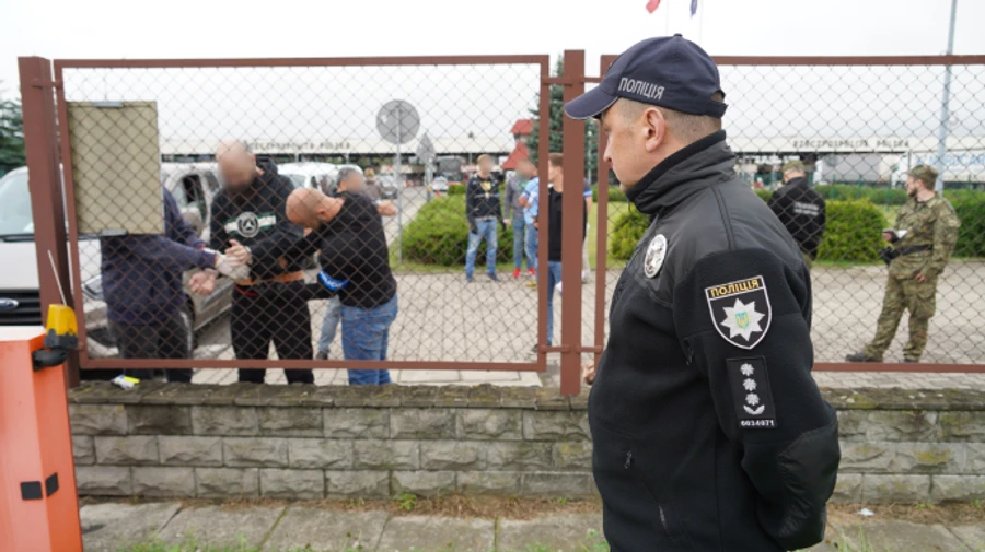 Из Украины экстрадировали 5 преступников, которые обманули сотни чехов на более €7,5 млн