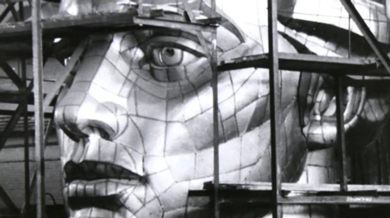 Батьківщина-мати з тризубом на щиті. Розповідаємо про автора, прототип та інші міфи