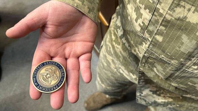 Zelenskyy passes Command Coin from Biden to commander of HIMARS