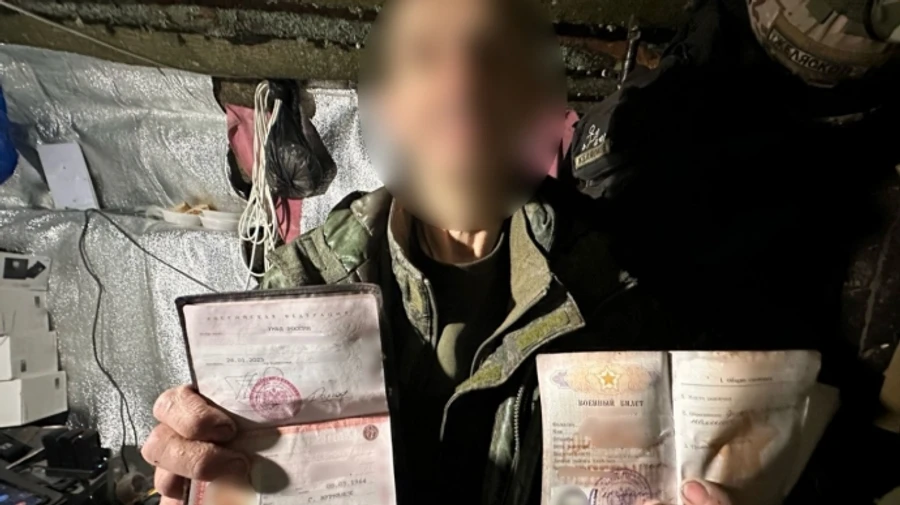 Пограничники взяли в плен 61-летнего вояку-контрактника РФ, который бродил по Сумщине
