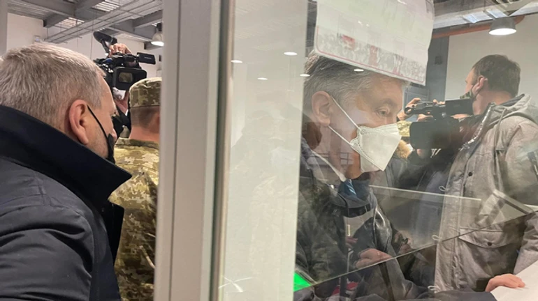 У Порошенко забирали паспорт, он все же пересек границу 