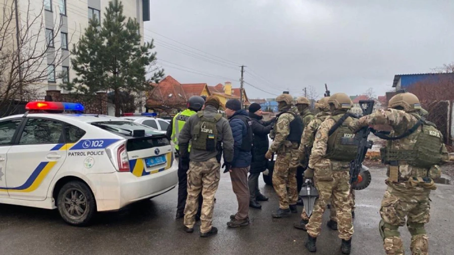 Під Києвом затримали озброєного чоловіка, який стріляв по людях