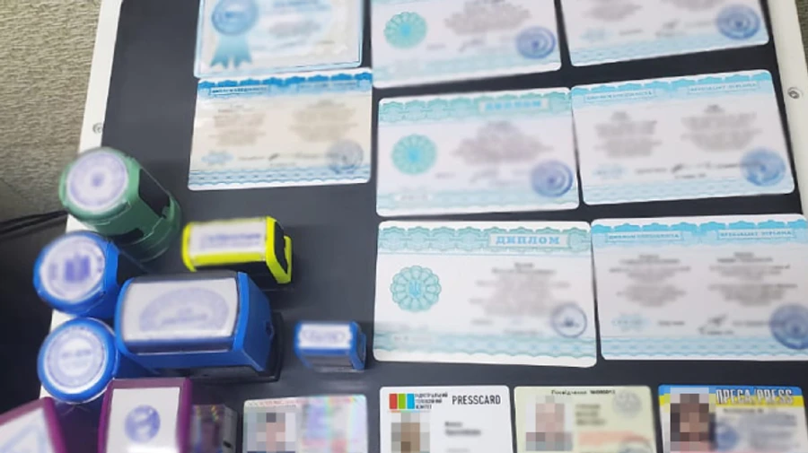 Фальшиві посвідчення поліції та преси, COVID-сертифікати: силовики накрили друкарню