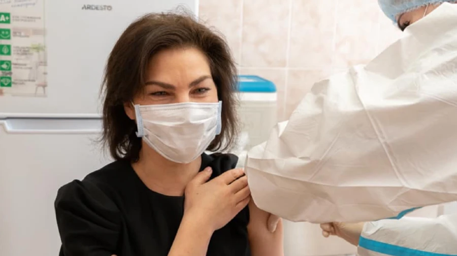 Почалася вакцинація прокурорів: серед перших щепилася Венедіктова