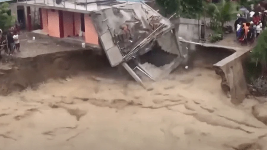 Индонезию накрыло мощное наводнение, полсотни погибших