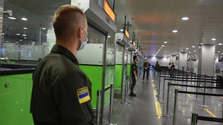 Кабмін запровадив обов'язковий ПЛР-тест на коронавірус для в'їзду іноземців в Україну