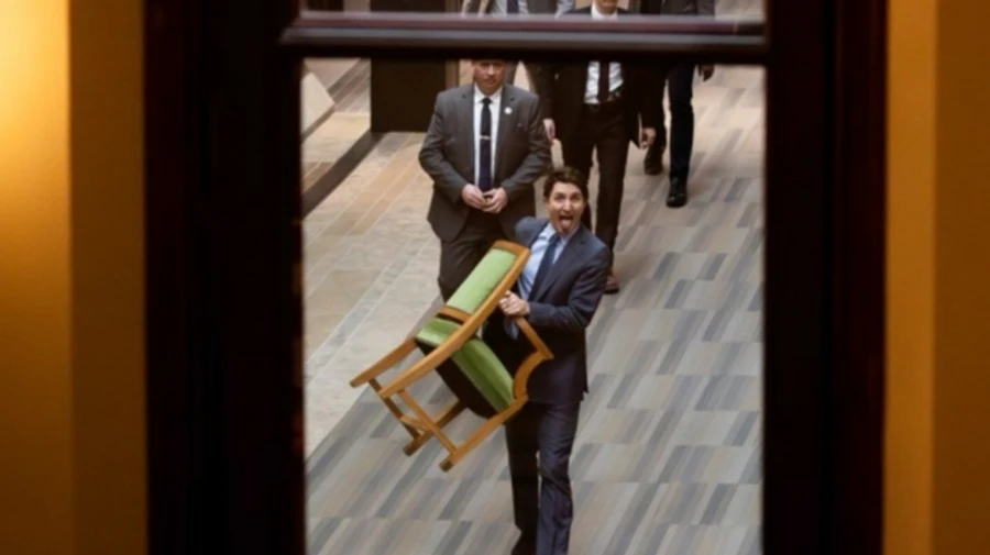 В Канаде стало вирусным фото Трюдо, который несет свое кресло после отставки с поста премьера