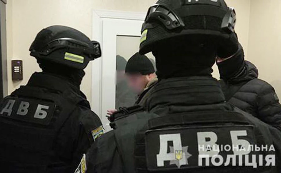 Сына эксглавы КС подозревают в организации схемы махинаций с VIP-авто - источники