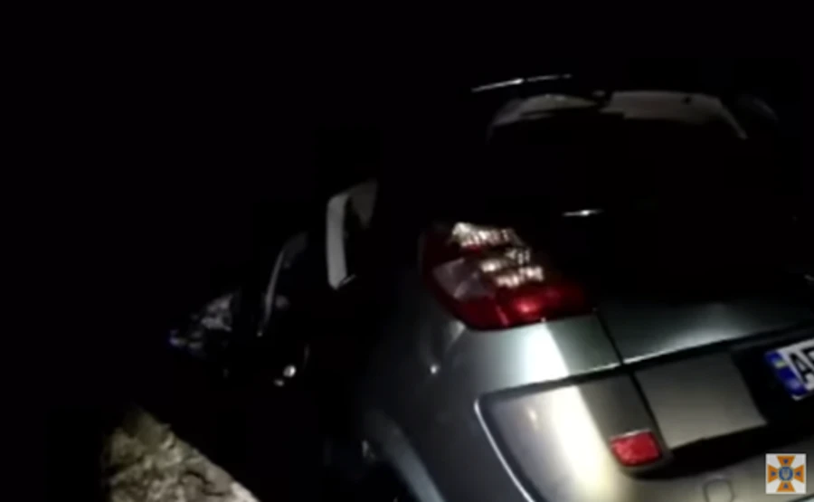 Автомобіль впав з мосту у річку на Дніпропетровщині, одна людина загинула