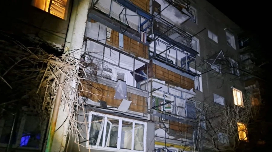 Россияне били по Никопольщине: повредили 2 предприятия, 20 домов и магазин