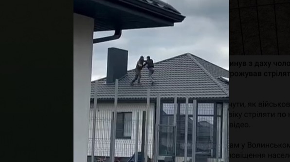 На Волині чоловік тікав від ТЦК і боровся з військовим на даху будинку, обоє впали