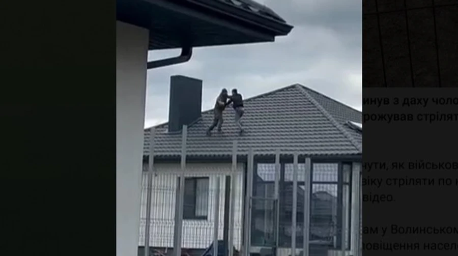На Волыни мужчина убегал от ТЦК и боролся с военным на крыше дома, оба упали