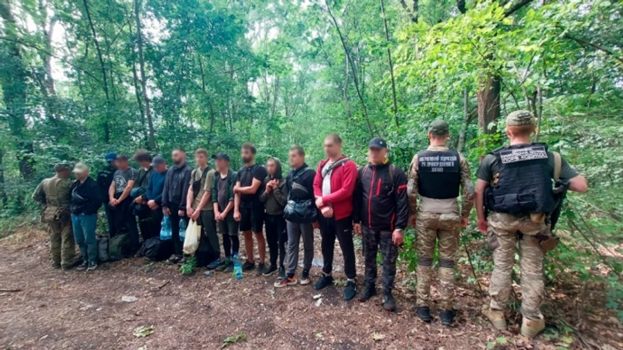 Прикордонники затримали у лісі 13 незаконних туристів, які не дочекались інструкції провідників