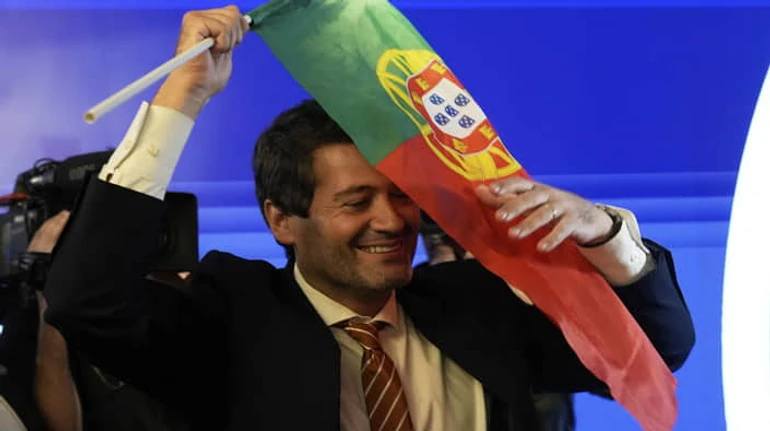 Правительство меньшинства или союз с ультраправыми: какую сенсацию принесли выборы в Португалии