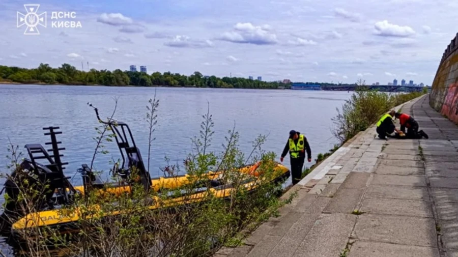 В Киеве женщина упала с Пешеходного моста в Днепр