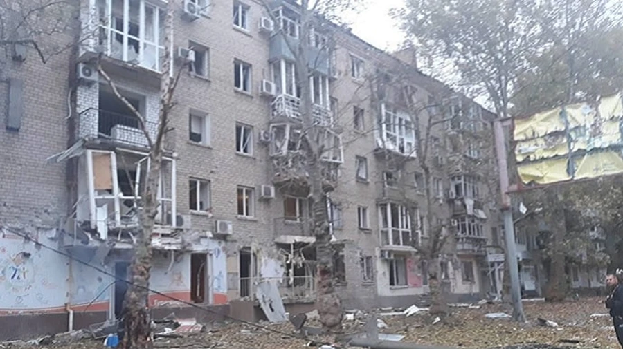 Russians attack residential houses in Kherson at dawn