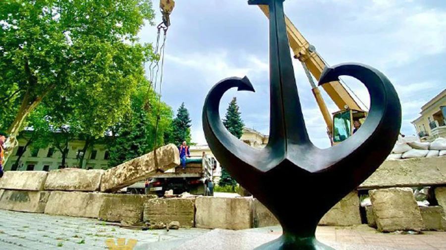 В Одесі демонтують оборонні конструкції 