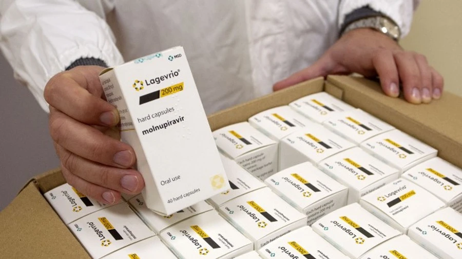 В Україну прибула перша партія протиковідних ліків Молнупіравір