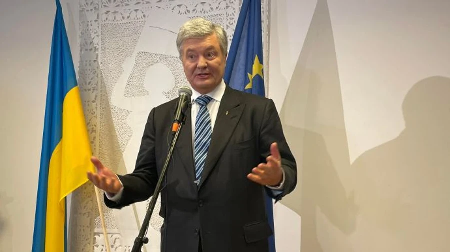 Порошенко вважає, що його літак можуть посадити в іншому аеропорту