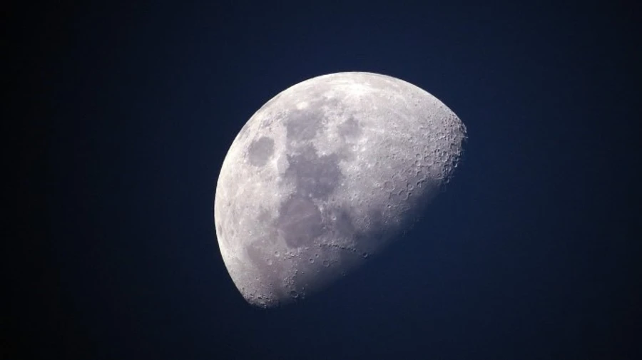 Китайські вчені знайшли воду на Місяці