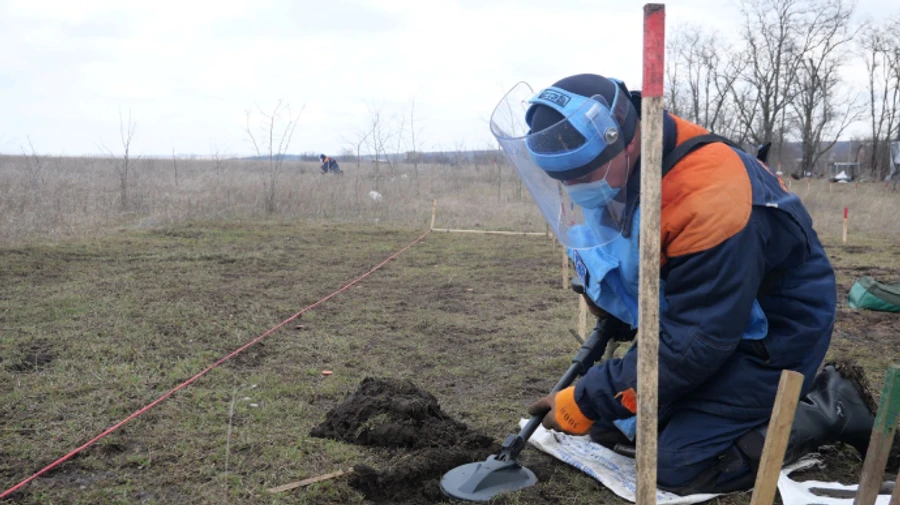 Бойовики обстріляли піротехніків, які розміновують територію біля Гнутового