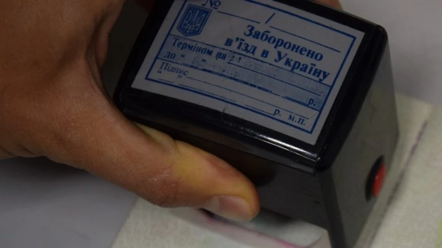 Російській блогерці через незаконний візит до Криму заборонили в'їзд в Україну