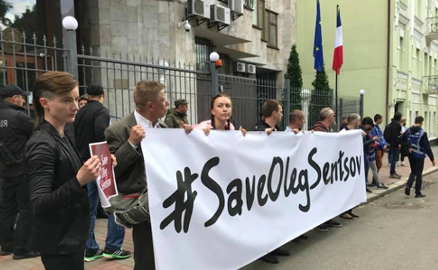 Макрону и Меркель передали обращения о помиловании Сенцова