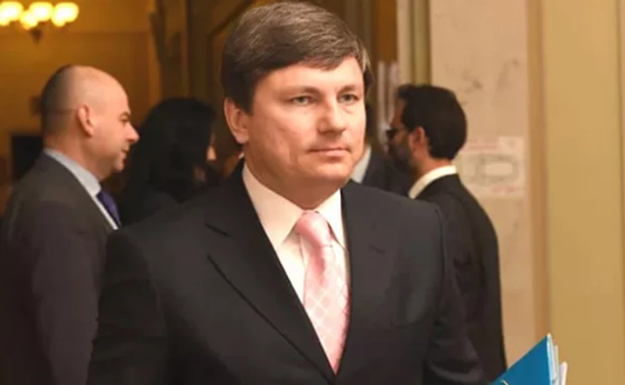 Глава фракции БПП потратил на обучение больше, чем заработал