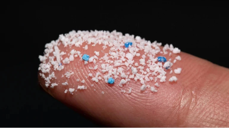 Чи справді в людському організмі так багато мікропластику: вчені піддали сумніву дослідження